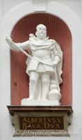 Figuren an der Außenfassade St. Michael – Foto aus München