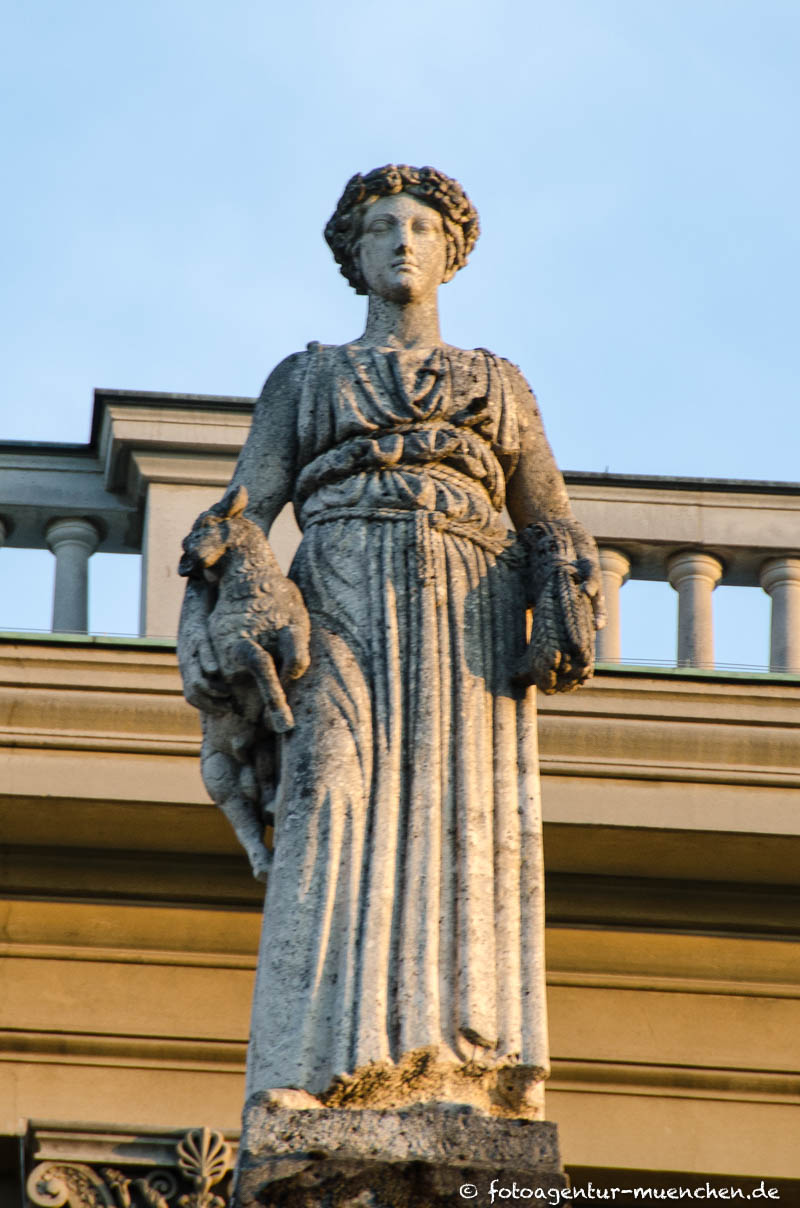 Allegorie für Mittelfranken (Ährenträgerin) – Denkmal/Kunstwerk in München