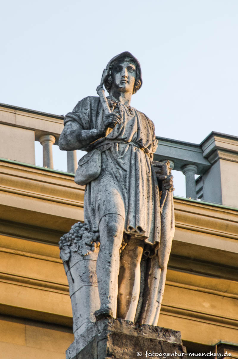 Allegorie für Rheinpfalz (Winzerin) – Denkmal/Kunstwerk in München