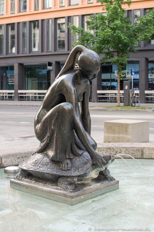 Mädchen auf der Schildkröte – Denkmal/Kunstwerk in München