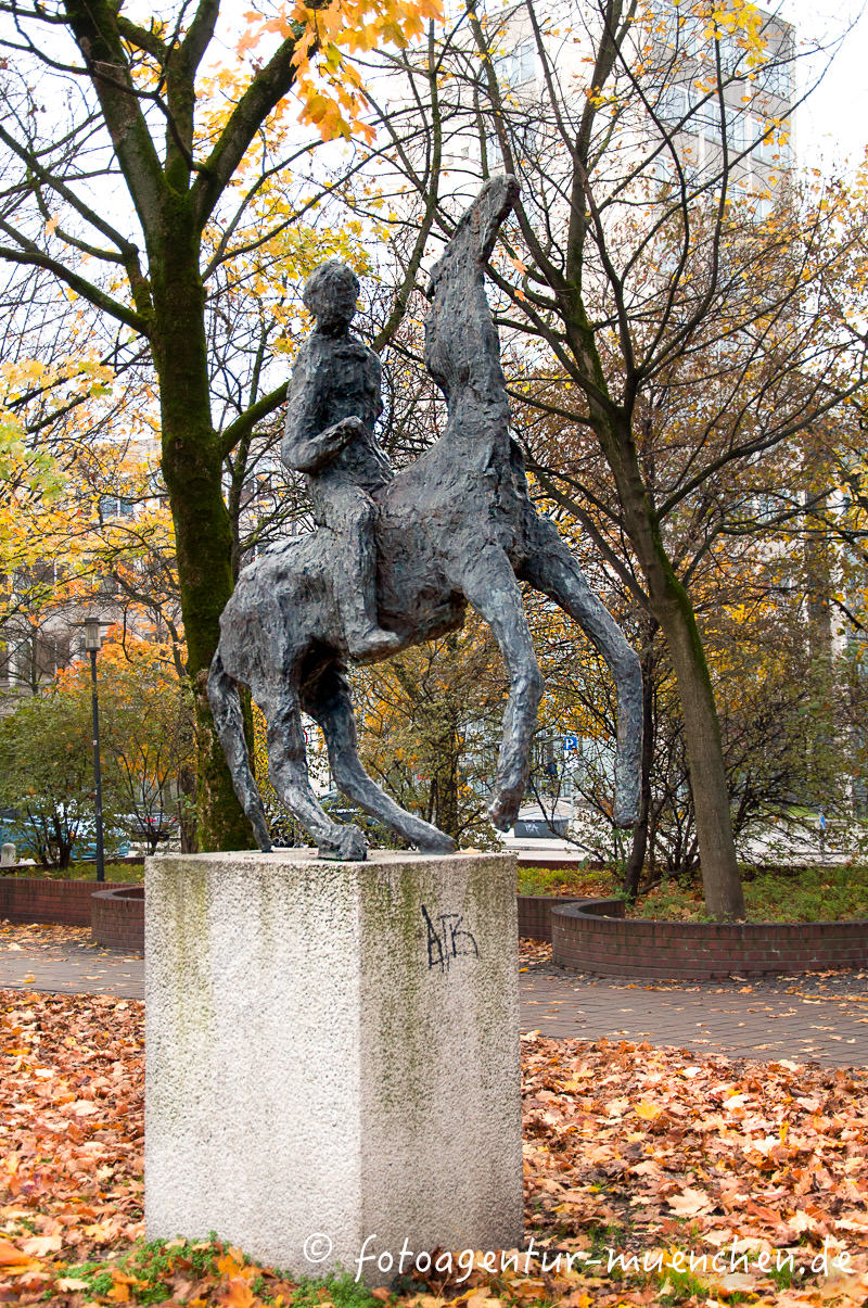 Pferd mit Reiter – Denkmal/Kunstwerk in München