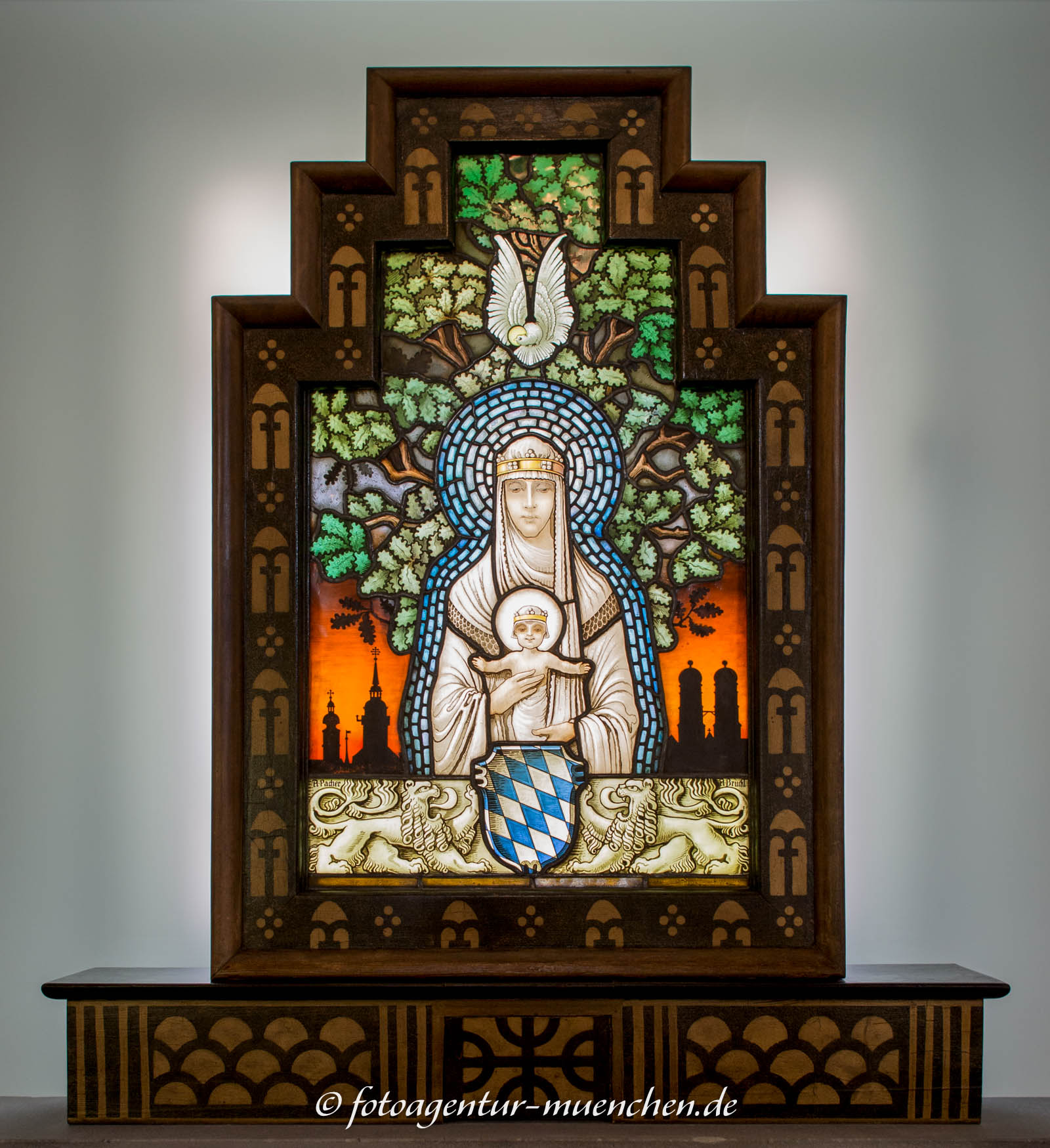 Glasgemälde - Madonna vor dem Münchner Stadpanorama