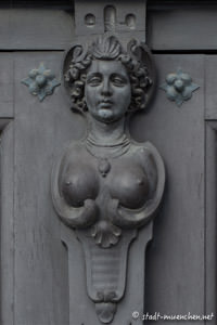 Detail Türe am Bayerischen Nationalmuseum – Foto aus München