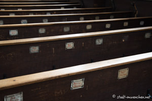 Kirchenbänke in der Pfarrkirche St. Vigilius