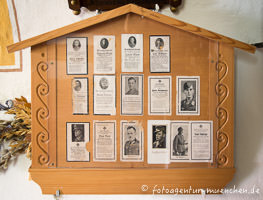 Kriegergedenktafel mit Totenbildern