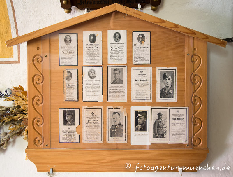 Kriegergedenktafel mit Totenbildern