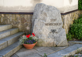 Kriegerdenkmal - Seit menschlich