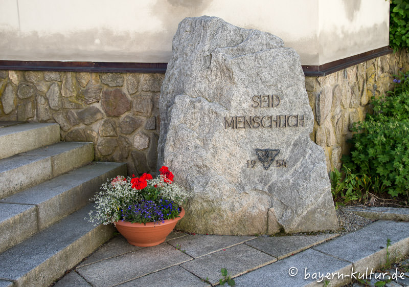Kriegerdenkmal - Seit menschlich