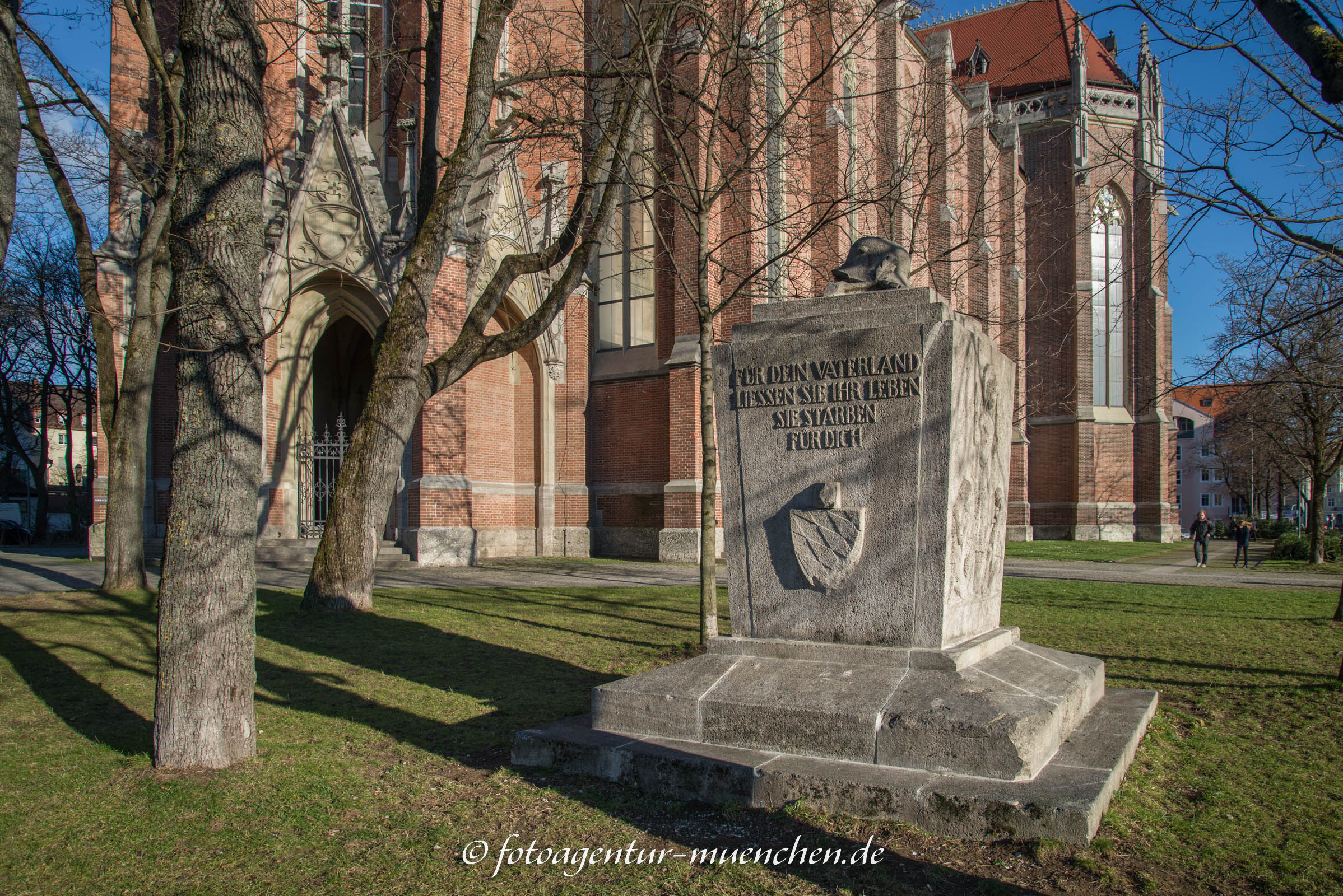 Heilig-Kreuz-Kirche - Kriegerdenkmal
