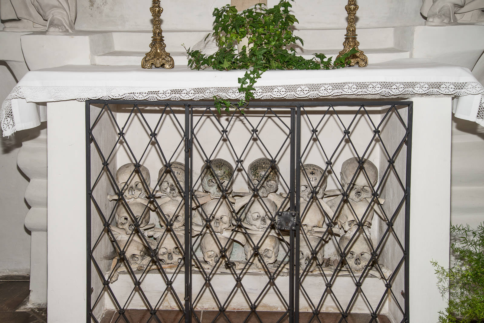 Altar mit Totenschädel