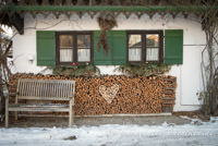 Gerhard Willhalm – Brennholz vor der Mesner Stubn