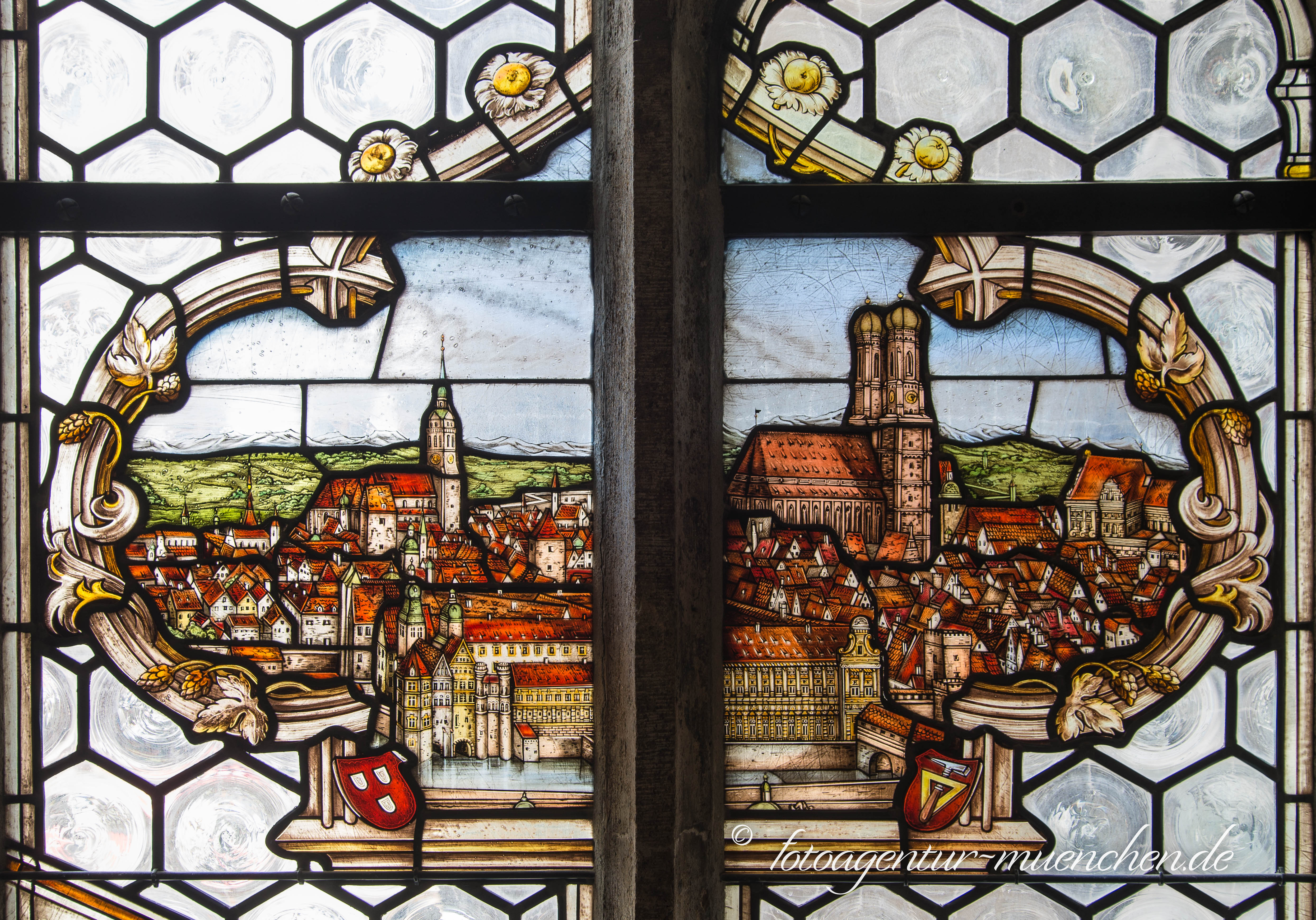 Neues Rathaus - Glasfenter mit Stadtpanorama