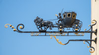 Nasenschild mit Postkutsche