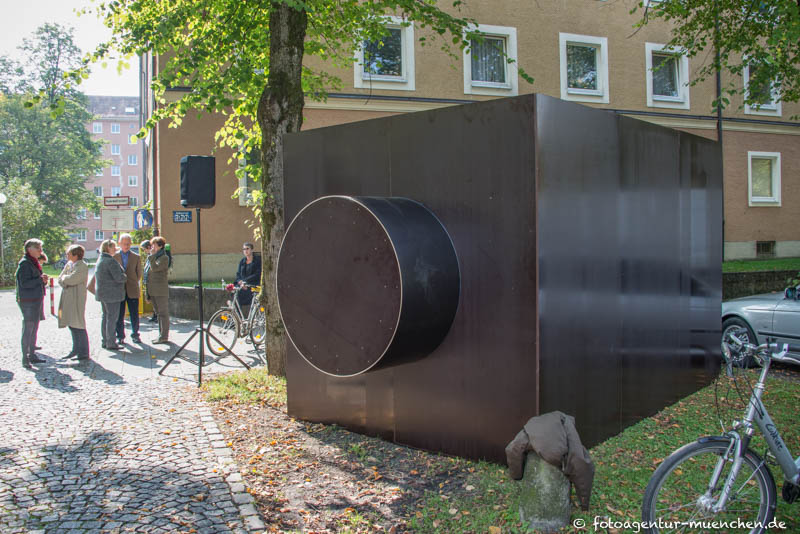 „KAMERA“ – Denkmal/Kunstwerk in München
