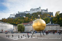 Mann auf Mozartkugel