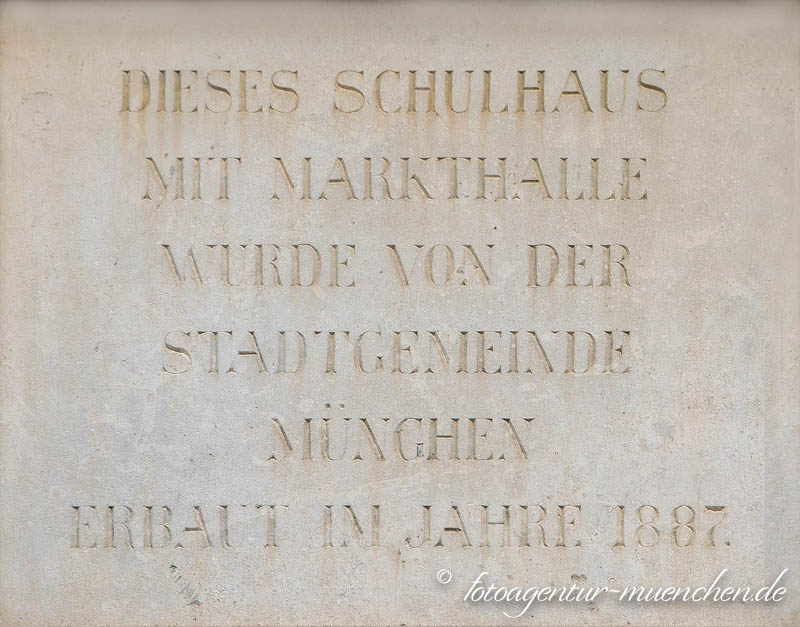 Gedenktafel - Schulhaus/Markthalle – Denkmal/Kunstwerk in München