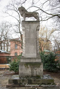 Kriegerdenkmal - St. Ursula – Foto aus München