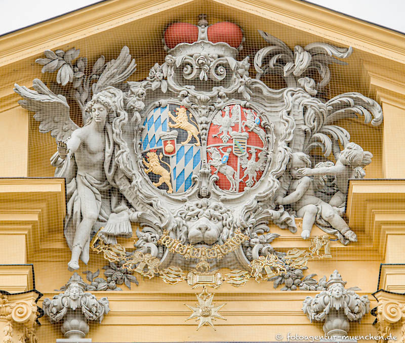 Allianzwappen von Kurfürsten Max III. Joseph und Maria Anna von Sachsen-Polen – Denkmal/Kunstwerk in München