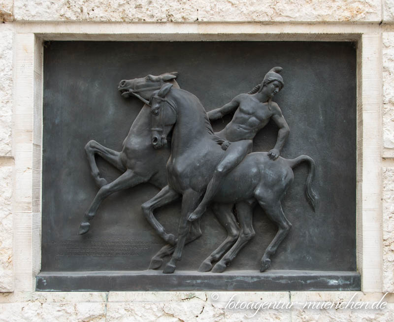 Bronzerelief - ehemaliges Herzog-Max-Palais – Denkmal/Kunstwerk in München