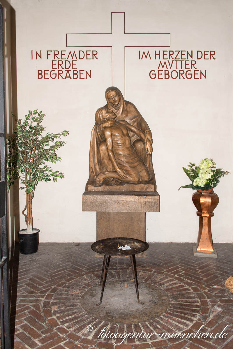 Kriegerdenkmal - St. Pius – Denkmal/Kunstwerk in München