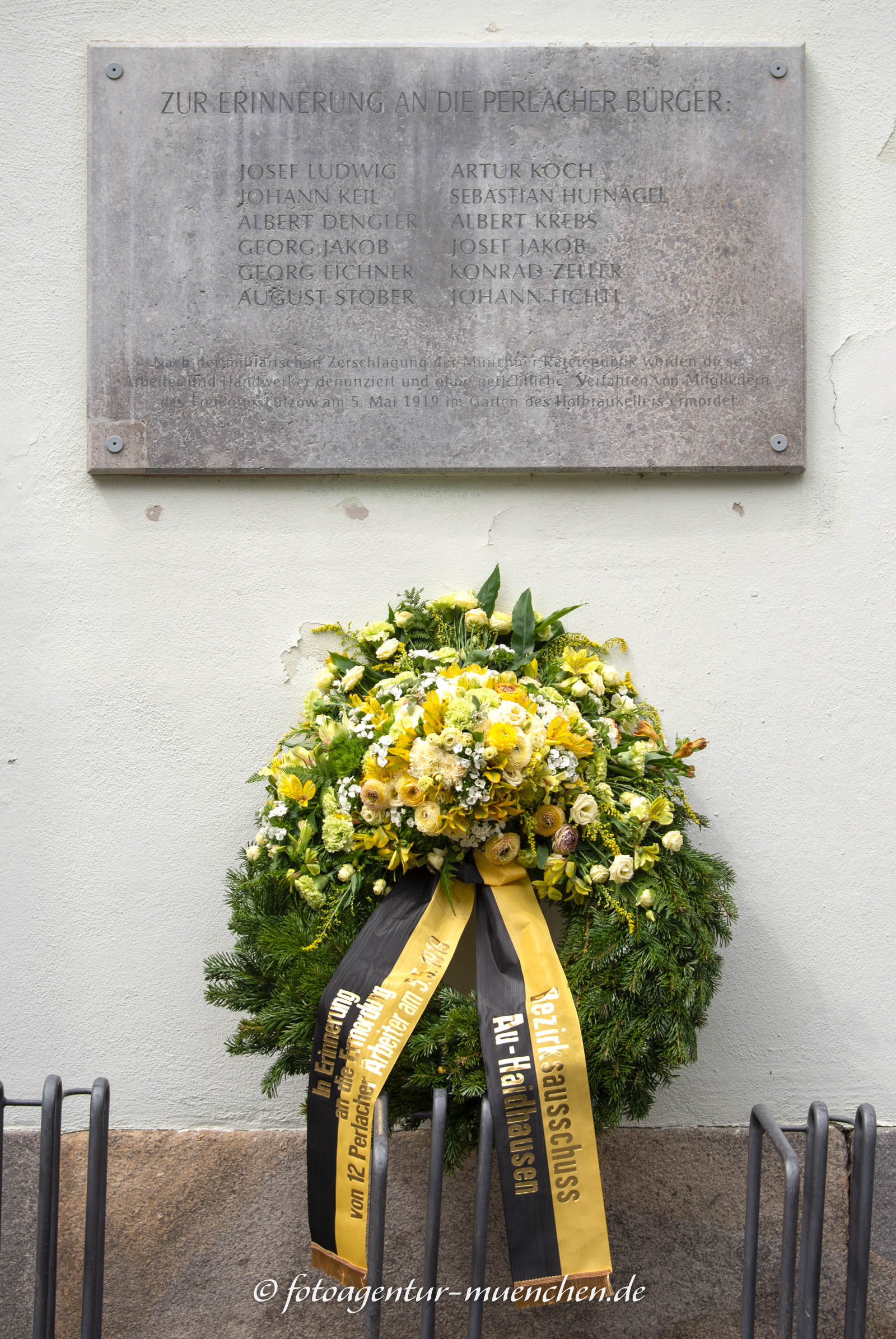 Gedenktafel für die Ermordung der Perlacher Bürger