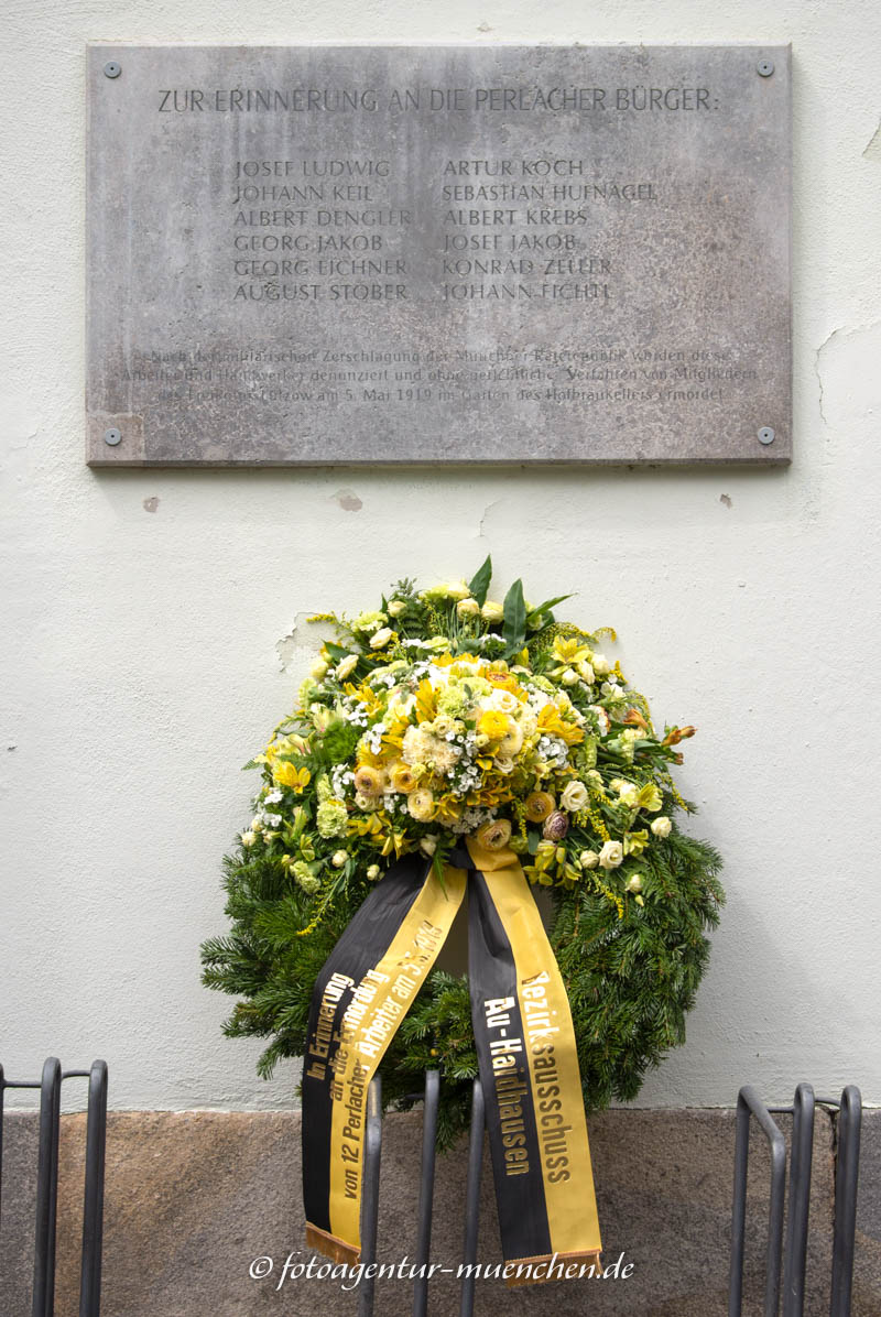 Gedenktafel für die Ermordung der Perlacher Bürger – Denkmal/Kunstwerk in München