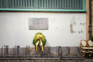 Gedenktafel für 12 ermordete Perlacher Bürger – Foto aus München