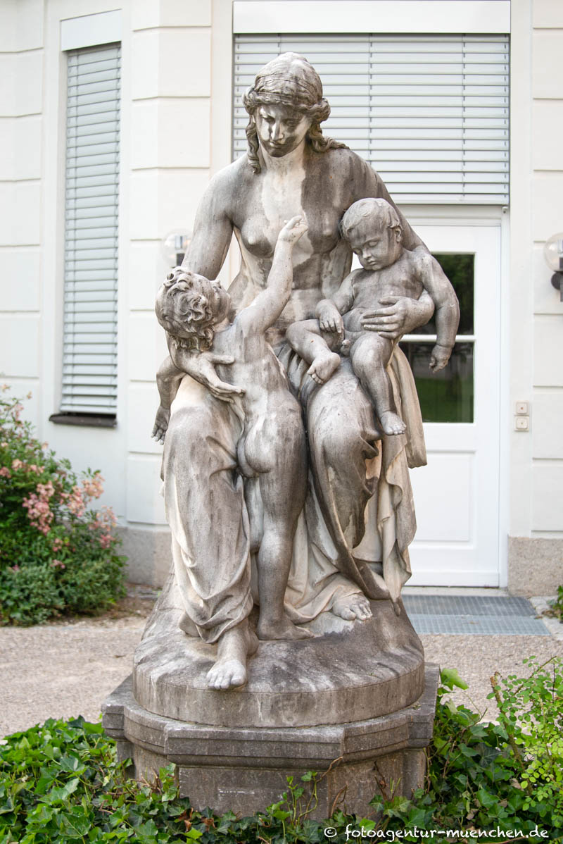 Sitzende Frau mit zwei Kindern – Denkmal/Kunstwerk in München