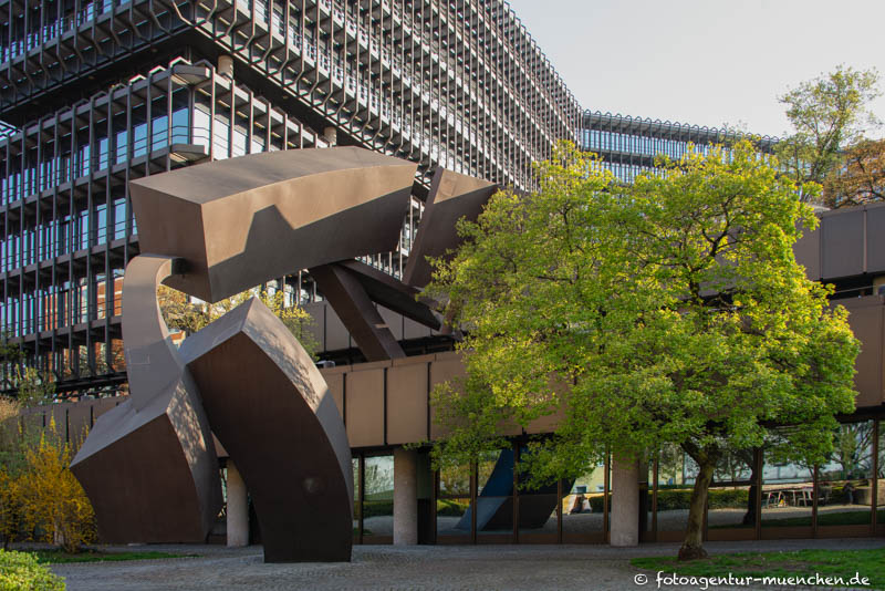 Cross Bend – Denkmal/Kunstwerk in München