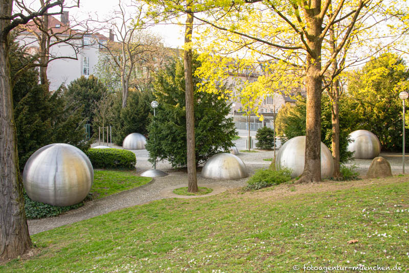 Kugel und Kugelkalotten – Denkmal/Kunstwerk in München