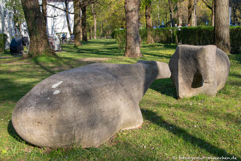Zwei lagernde Kühe – Denkmal/Kunstwerk in München