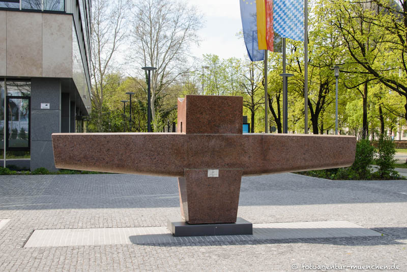 Zehnflammiger Leuchter – Denkmal/Kunstwerk in München