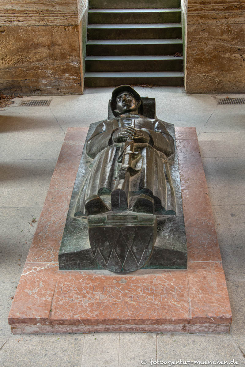 Der Gefallene Soldat – Denkmal/Kunstwerk in München
