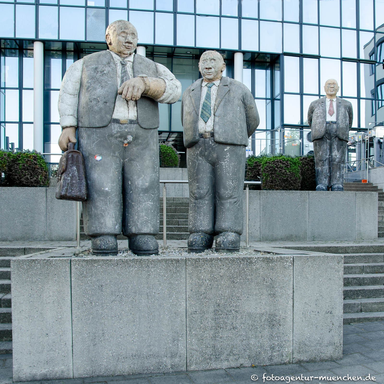 Bunte-Männer-Skulpturen