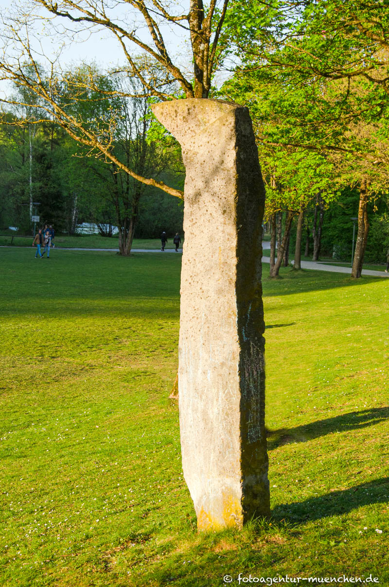 Steinerner Vogel – Denkmal/Kunstwerk in München