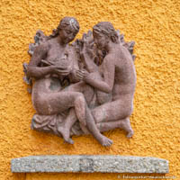 Zwei Mädchen mit Taube
