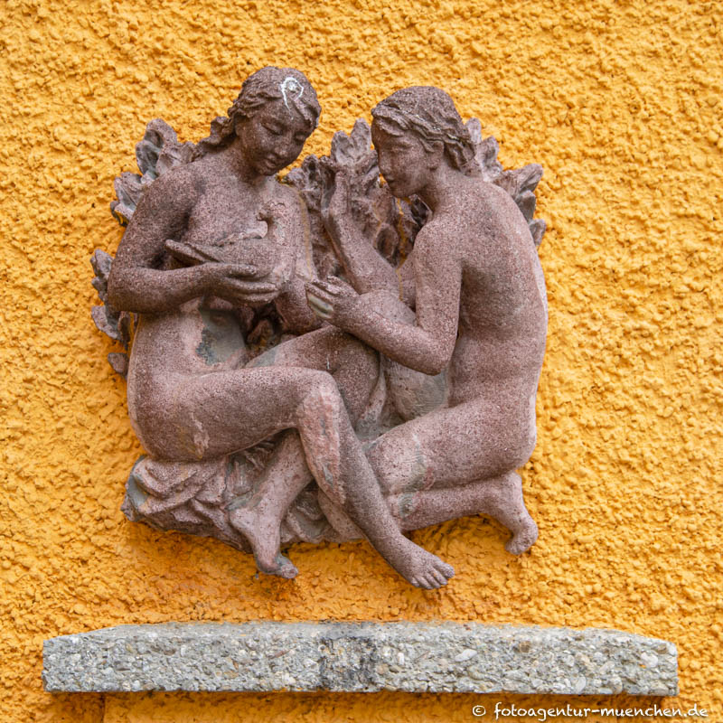 Zwei Mädchen mit Taube – Denkmal/Kunstwerk in München