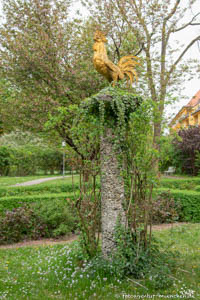 Goldener Hahn auf Säule