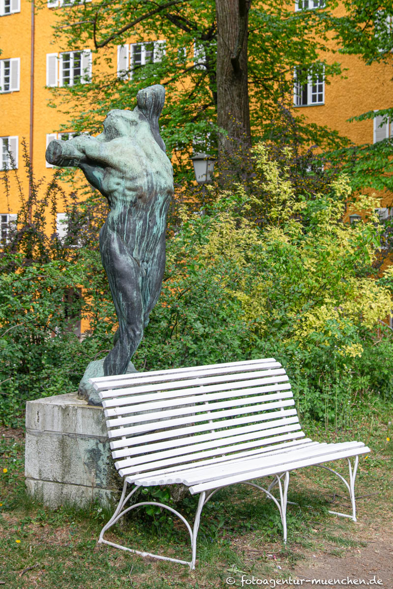 Männlicher Torso – Denkmal/Kunstwerk in München