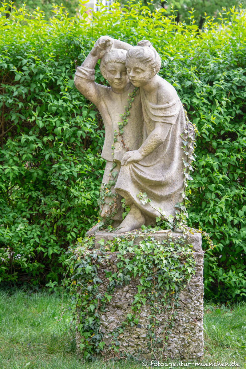 Tanzende Kinder – Denkmal/Kunstwerk in München