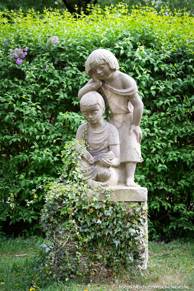 Lesende Kinder – Denkmal/Kunstwerk in München