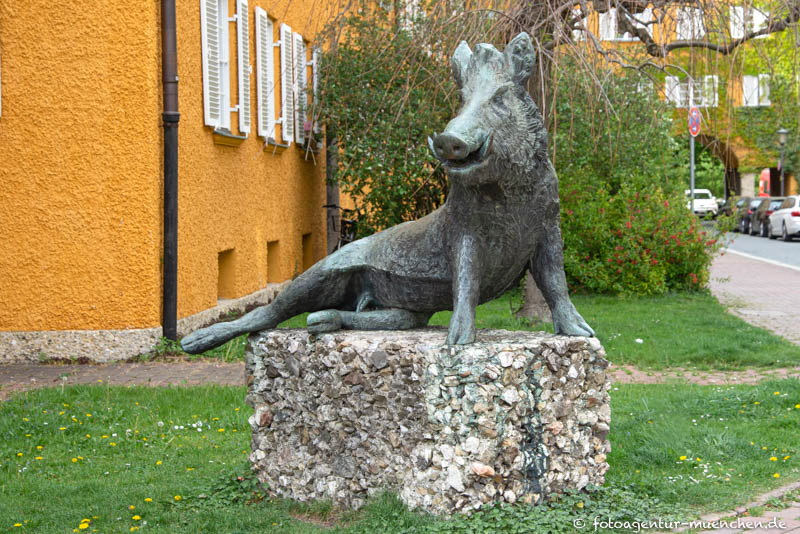 Sitzender Keiler – Denkmal/Kunstwerk in München