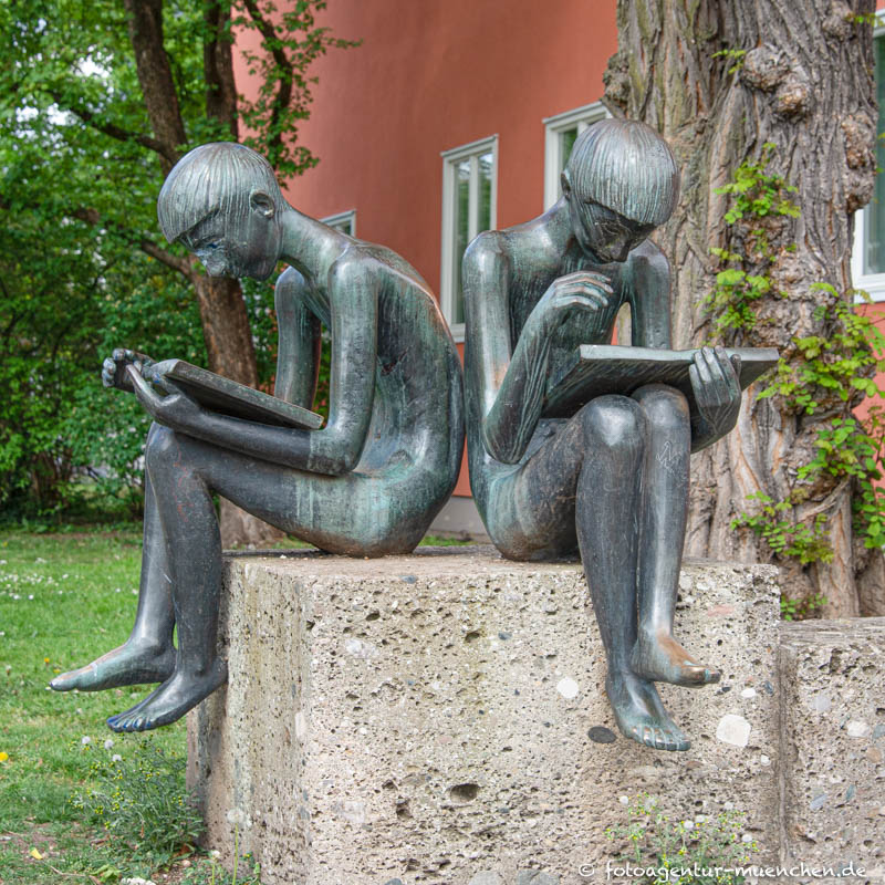 Lesende Buben – Denkmal/Kunstwerk in München