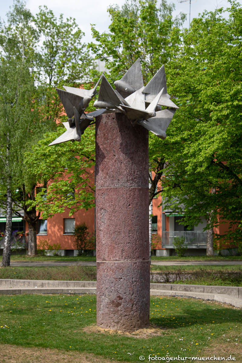 Lavasäule mit Vogelschwarm – Denkmal/Kunstwerk in München
