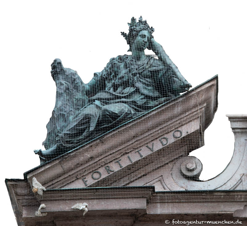 Liegefigur - Fortitudo – Denkmal/Kunstwerk in München