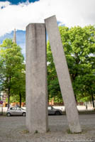 Gerhard Willhalm – Zwei monolithische Granitpfeiler