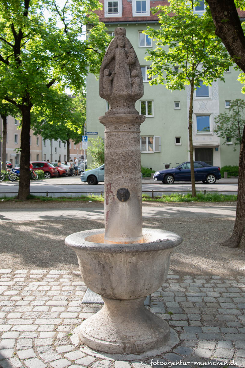 Schutzmantelmadonna-Brunnen – Denkmal/Kunstwerk in München