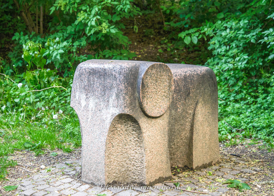 Kleiner, leicht stilisierter Elefant – Denkmal/Kunstwerk in München
