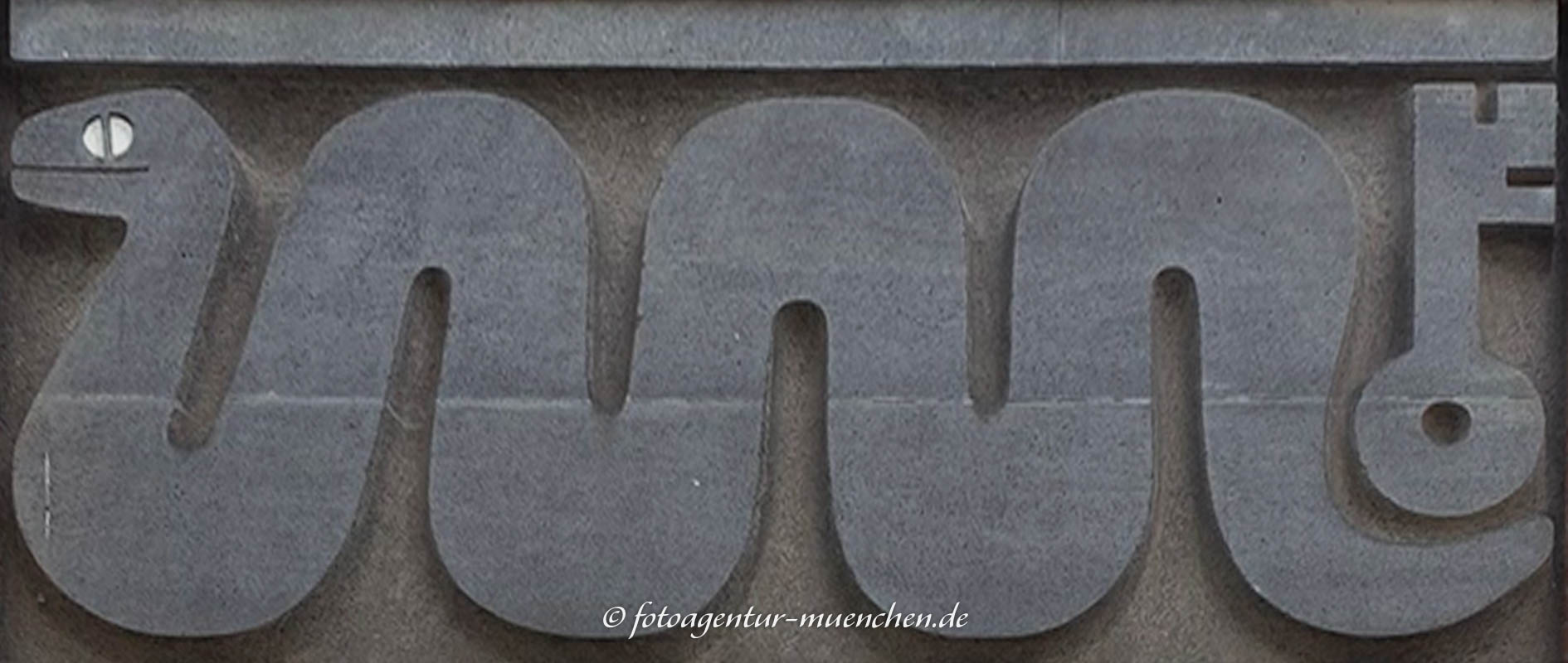 Schlangenrelief – Denkmal/Kunstwerk in München