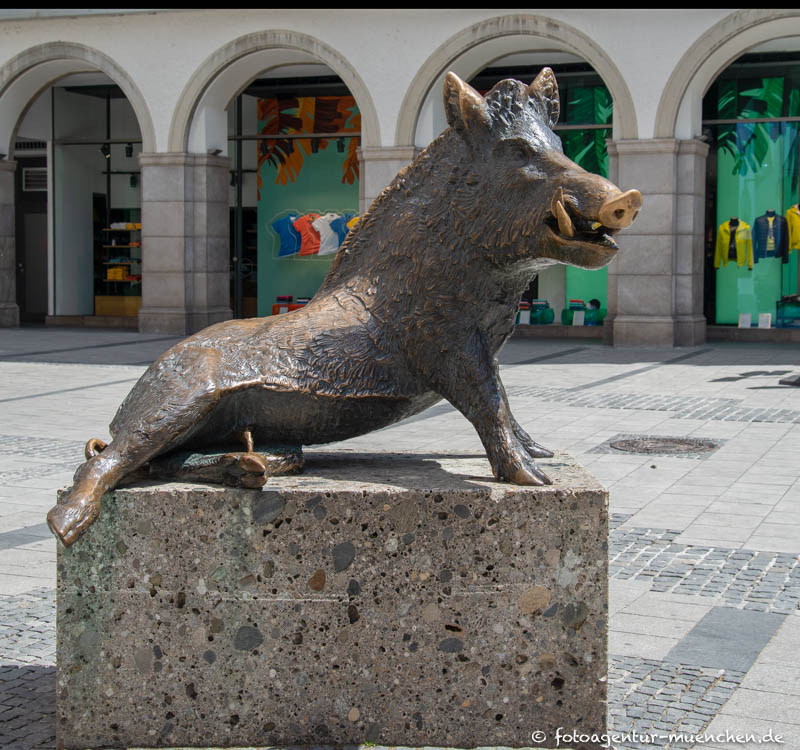 Sitzender Keiler – Denkmal/Kunstwerk in München